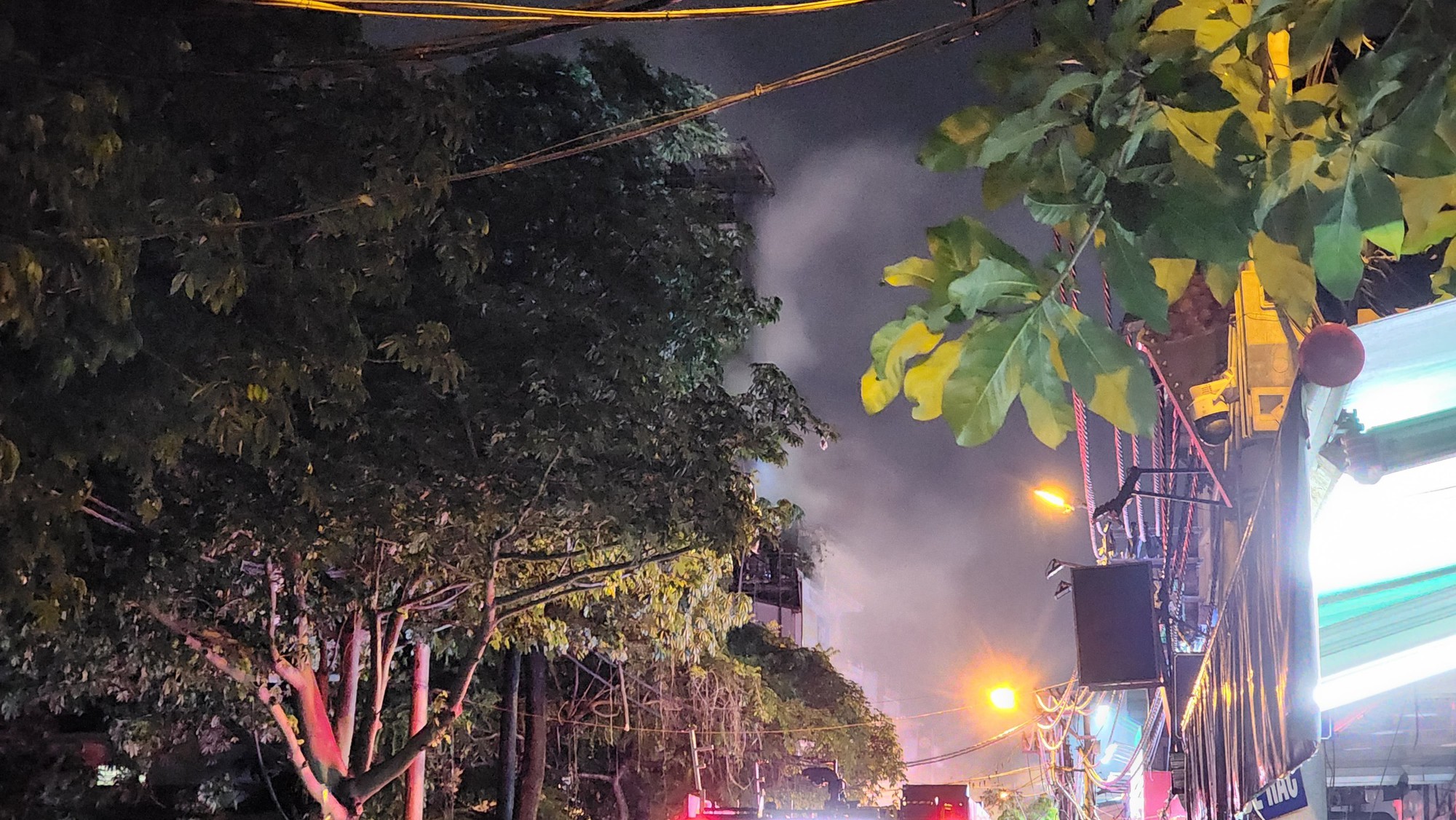 Hà Nội: Những hình ảnh mới nhất về vụ cháy nhà trên phố Định Công Hạ- Ảnh 6.