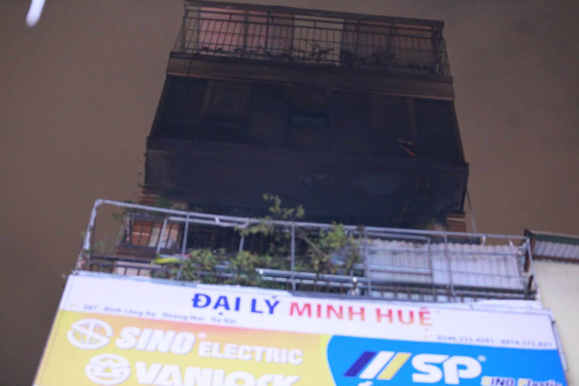 Rùng mình hiện trường hàng hóa bịt kín lối thoát nạn trong vụ cháy nhà trên phố Định Công Hạ khiến 4 người tử vong - Ảnh 8.