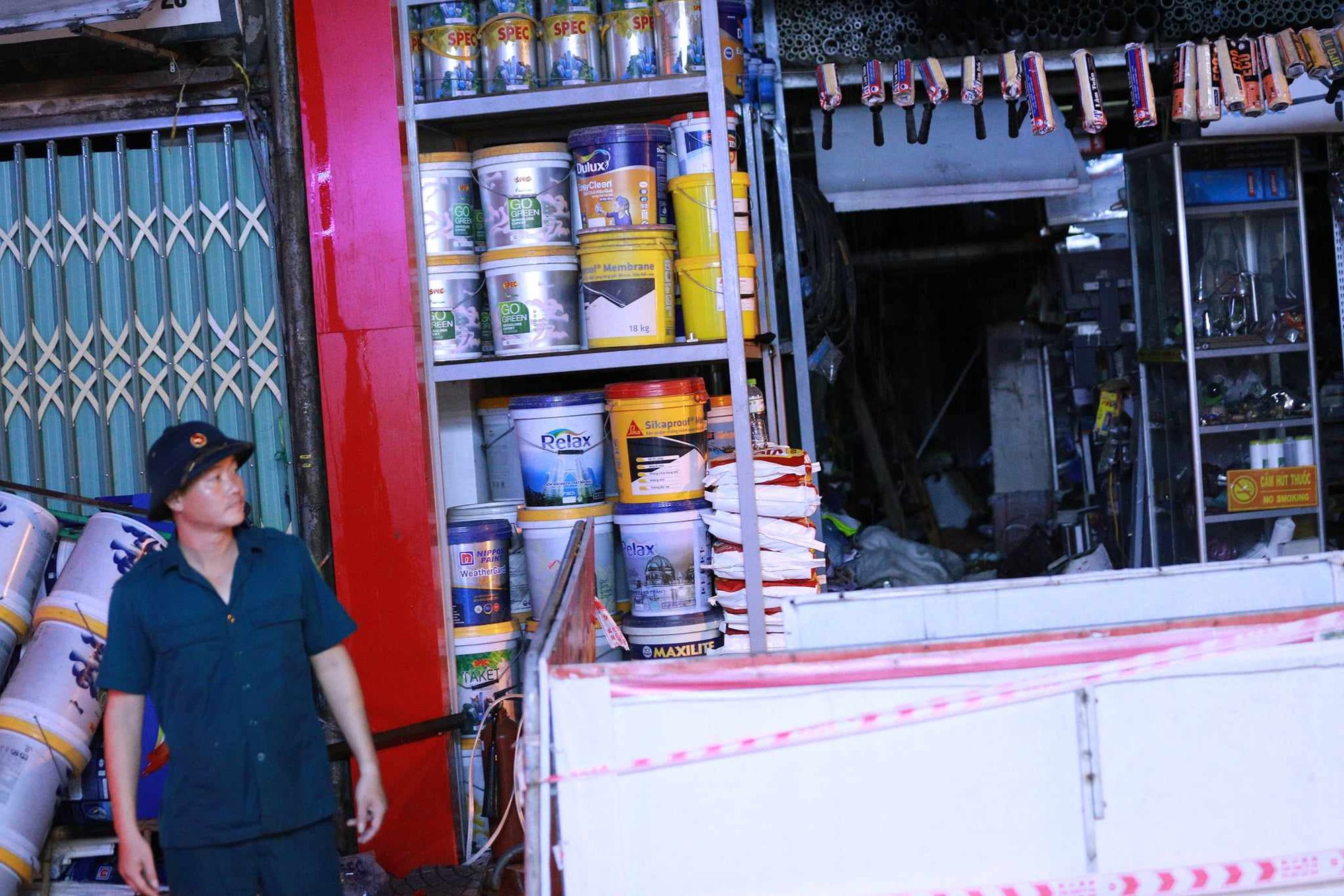 Rùng mình hiện trường hàng hóa bịt kín lối thoát nạn trong vụ cháy nhà trên phố Định Công Hạ khiến 4 người tử vong - Ảnh 7.