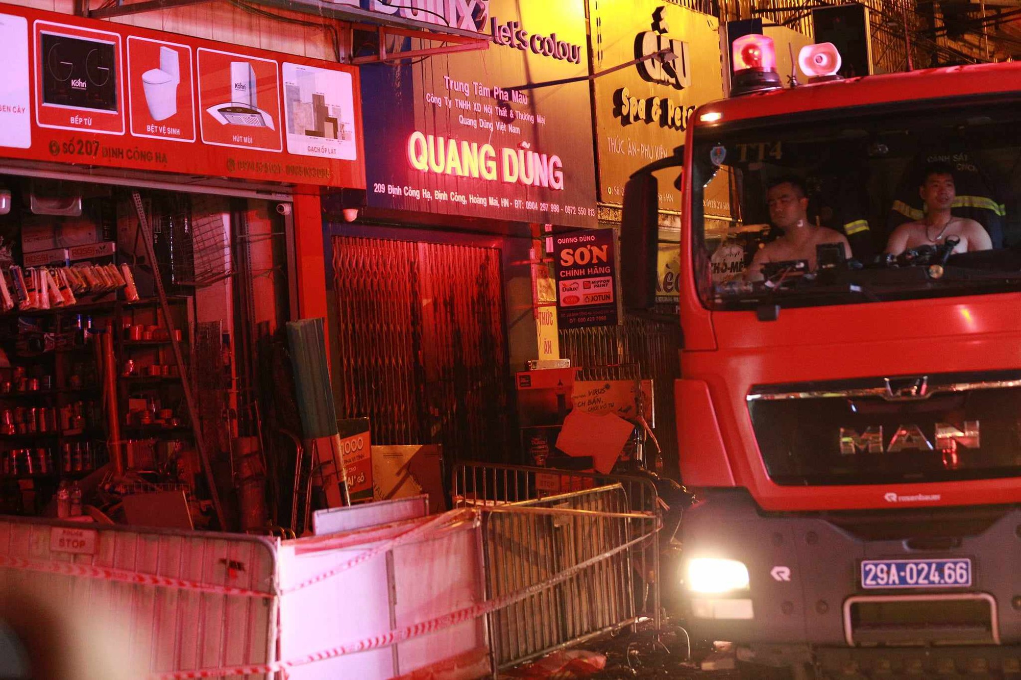 Rùng mình hiện trường hàng hóa bịt kín lối thoát nạn trong vụ cháy nhà trên phố Định Công Hạ khiến 4 người tử vong - Ảnh 1.