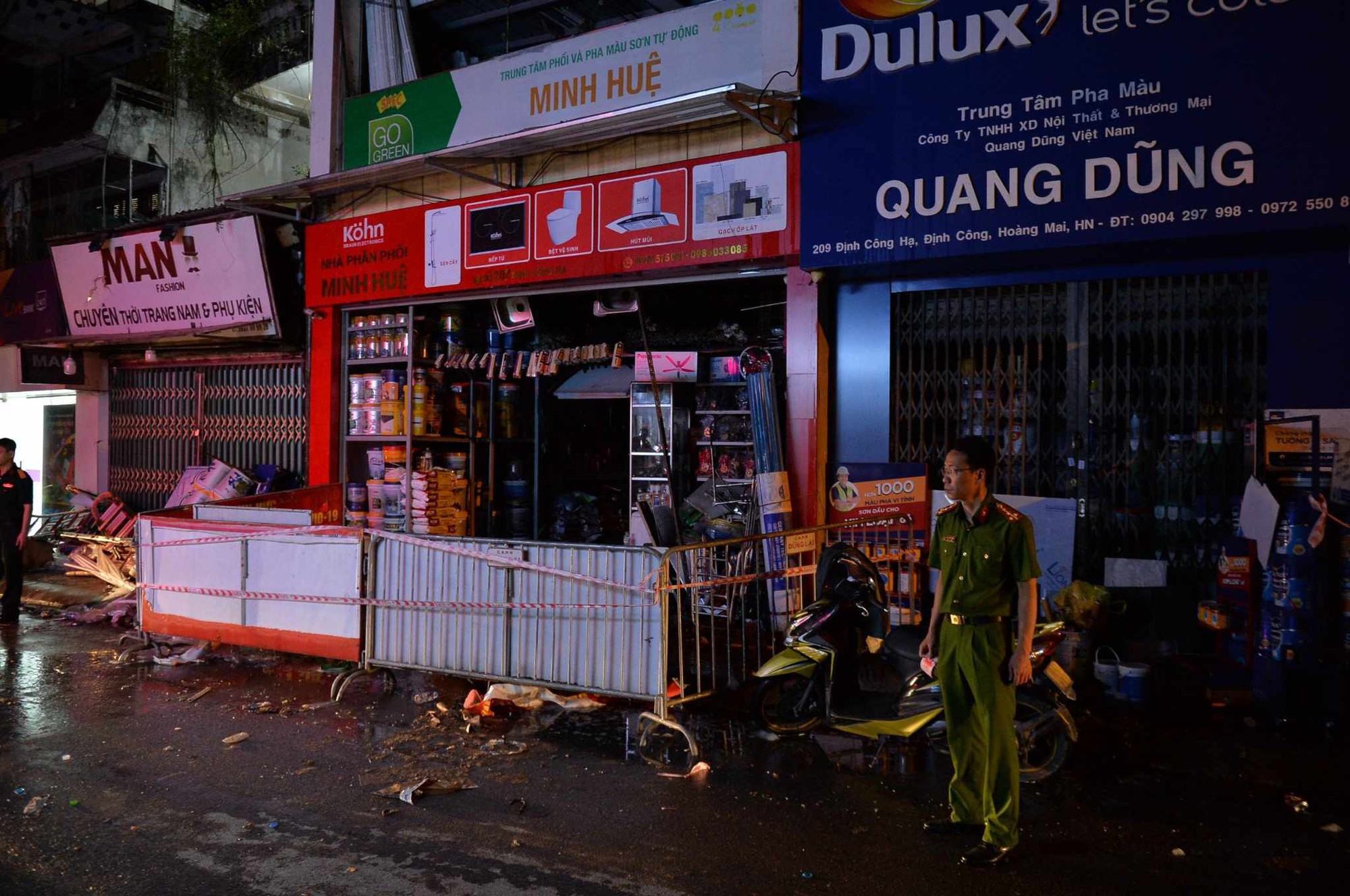 Rùng mình hiện trường hàng hóa bịt kín lối thoát nạn trong vụ cháy nhà trên phố Định Công Hạ khiến 4 người tử vong - Ảnh 5.