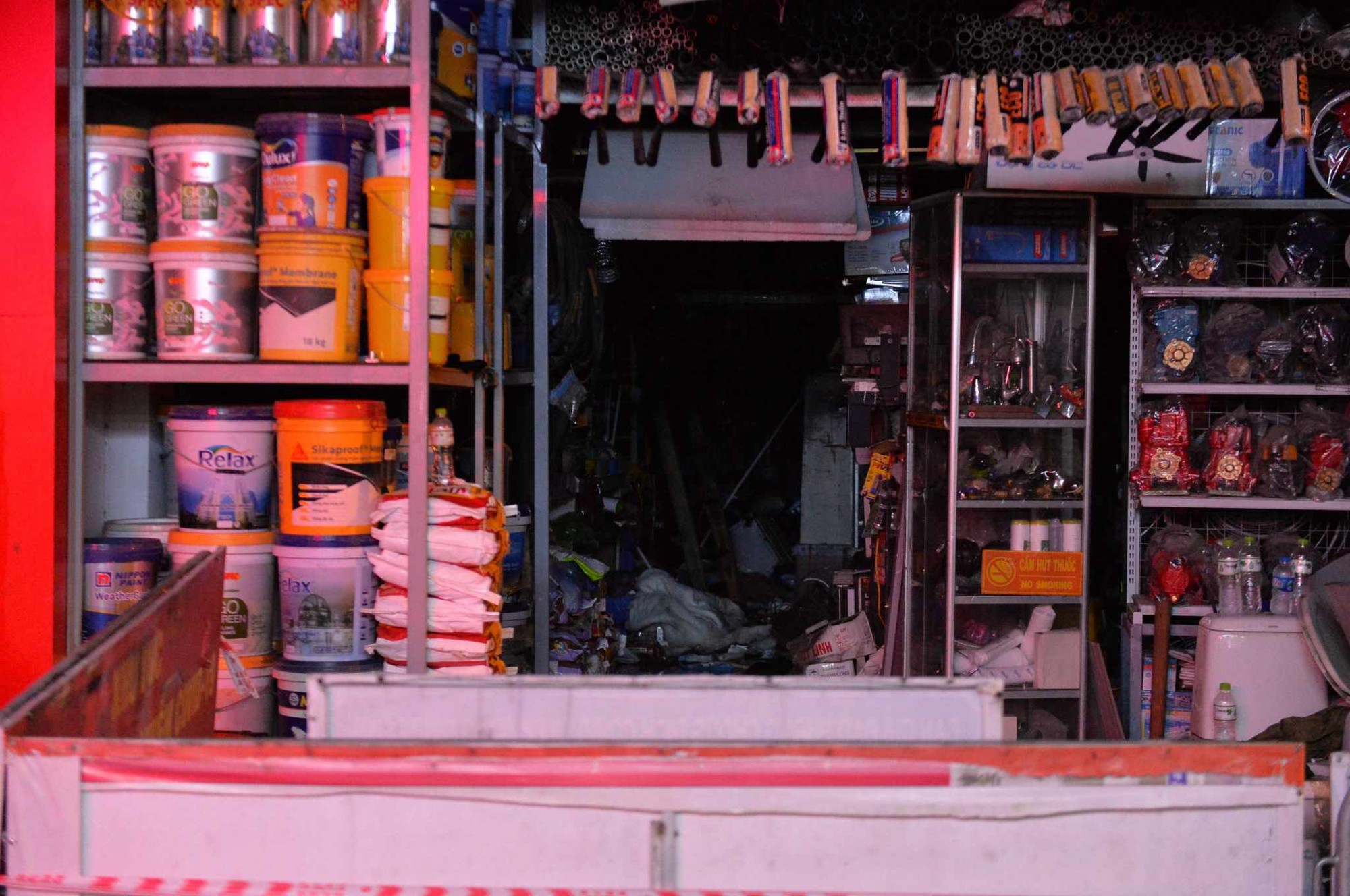 Rùng mình hiện trường hàng hóa bịt kín lối thoát nạn trong vụ cháy nhà trên phố Định Công Hạ khiến 4 người tử vong - Ảnh 3.
