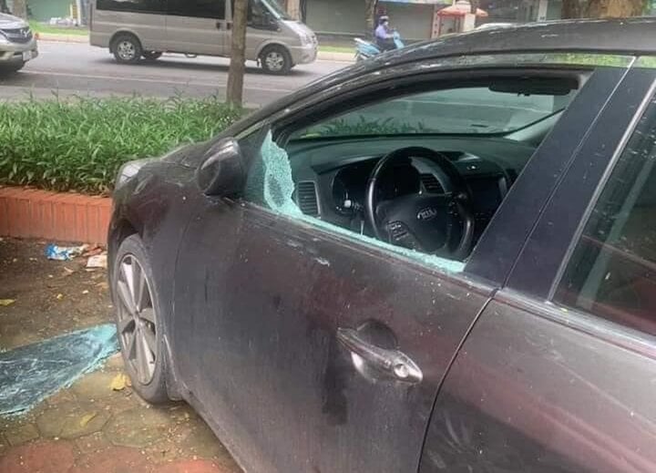 9 ô tô bị đập vỡ kính khi đỗ trong khu đô thị ở Hà Nội - Ảnh 2.