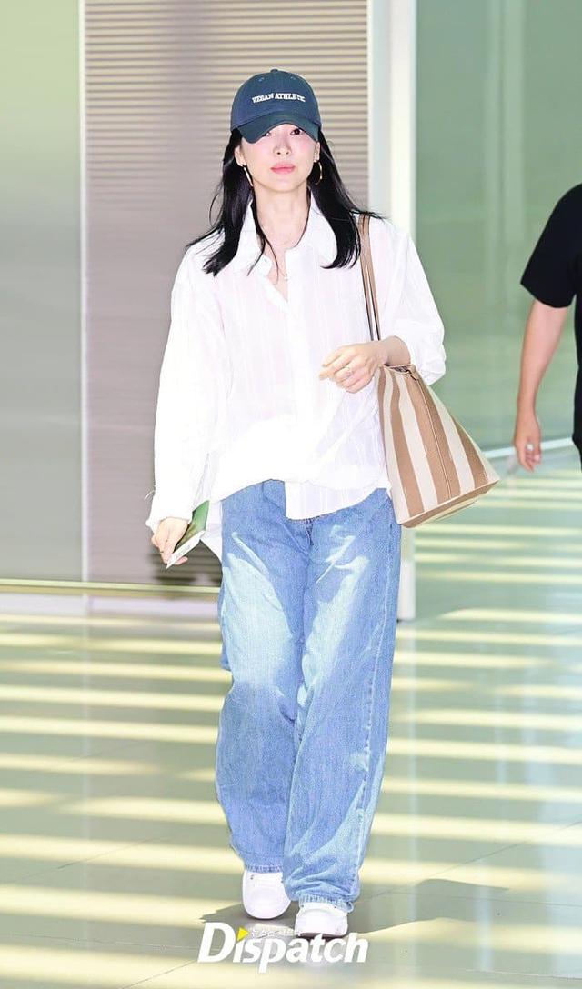 Song Hye Kyo quá đẹp nên chỉ mặc áo sơ mi đơn giản cũng đủ gây thương nhớ! - Ảnh 1.