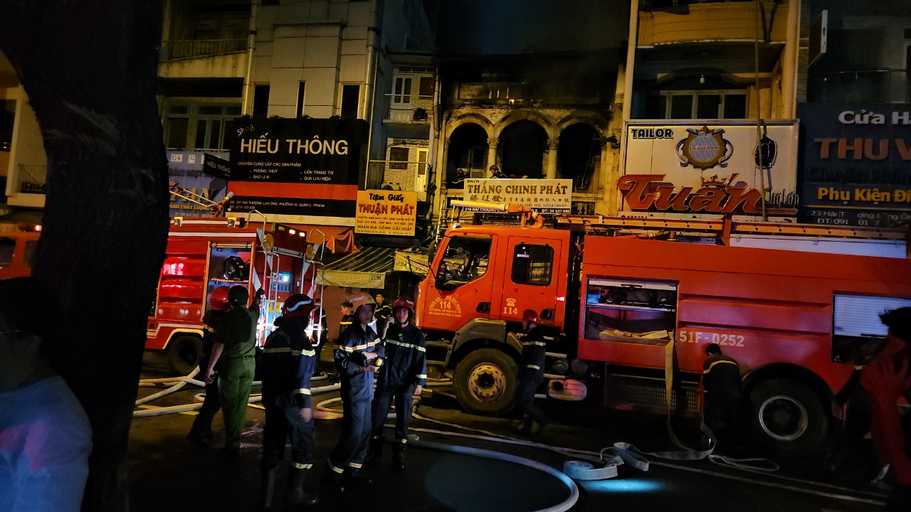 Cháy lớn tại cửa hàng giấy gần chợ Kim Biên- Ảnh 1.