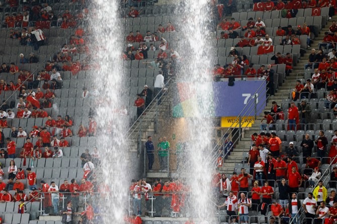 Hình ảnh sốc tại Euro 2024: Sân dột như thác sau bão, hàng chục fan xô xát nảy lửa ngay trên khán đài - Ảnh 3.