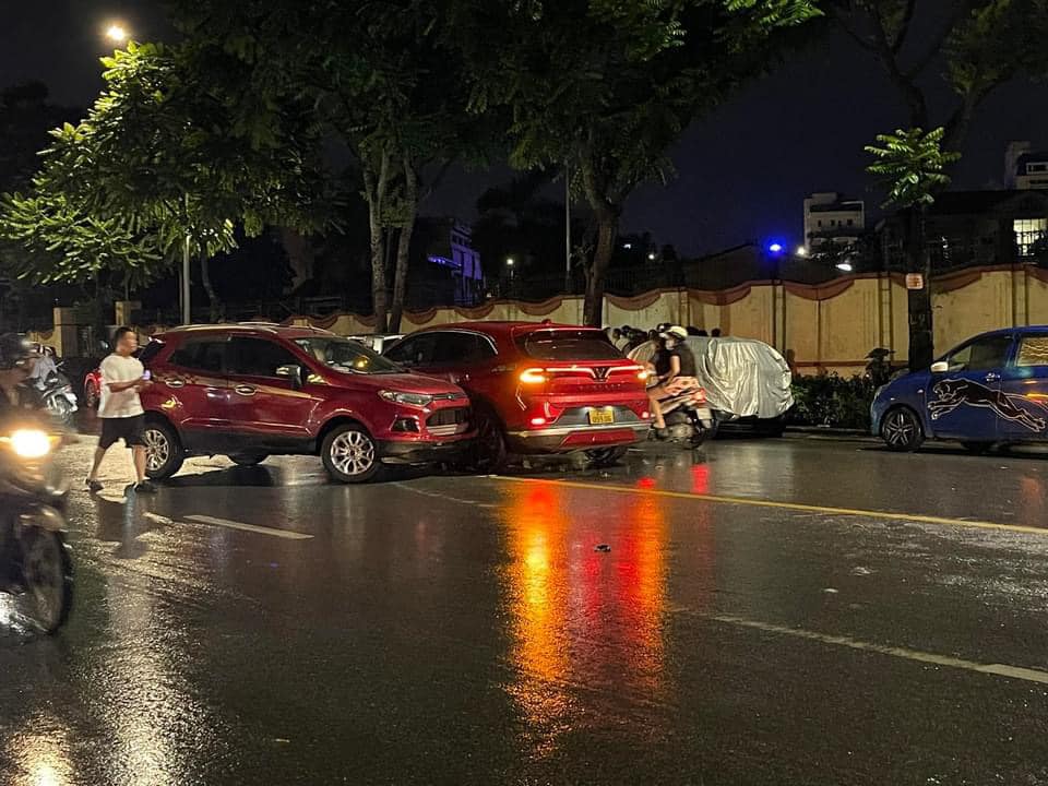 Hình ảnh người dân chia sẻ vụ tai nạn giữa các xe ô tô