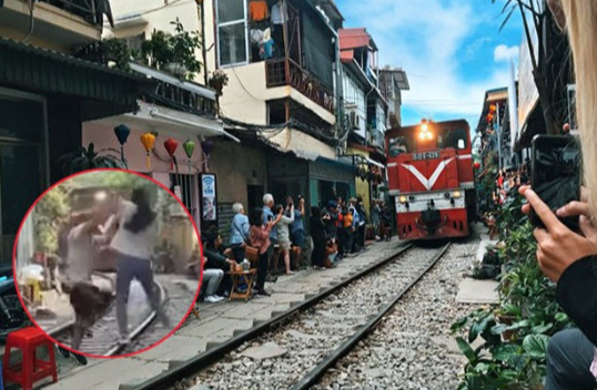Chủ quán cà phê để du khách nước ngoài nhảy múa khi tàu đang về ga bị phạt- Ảnh 1. Chủ quán cà phê để du khách nước ngoài nhảy múa khi tàu đang về ga bị phạt- Ảnh 1.