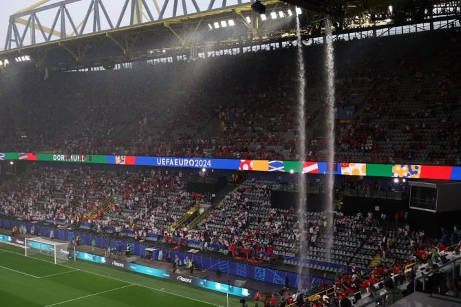 Hình ảnh sốc tại Euro 2024: Sân dột như thác sau bão, hàng chục fan xô xát nảy lửa ngay trên khán đài - Ảnh 2.