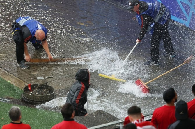 Hình ảnh sốc tại Euro 2024: Sân dột như thác sau bão, hàng chục fan xô xát nảy lửa ngay trên khán đài - Ảnh 6.