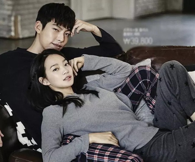 Dậy sóng loạt ảnh Kim Woo Bin - Shin Min Ah đi mua sắm, chàng kiên nhẫn đợi nàng thử đồ - Ảnh 7.