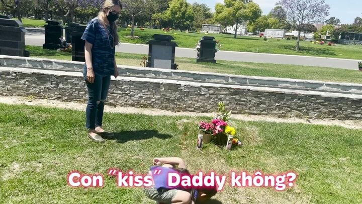 Con gái Đức Tiến hôn lên mộ khi ra viếng thăm bố - Ảnh 3.