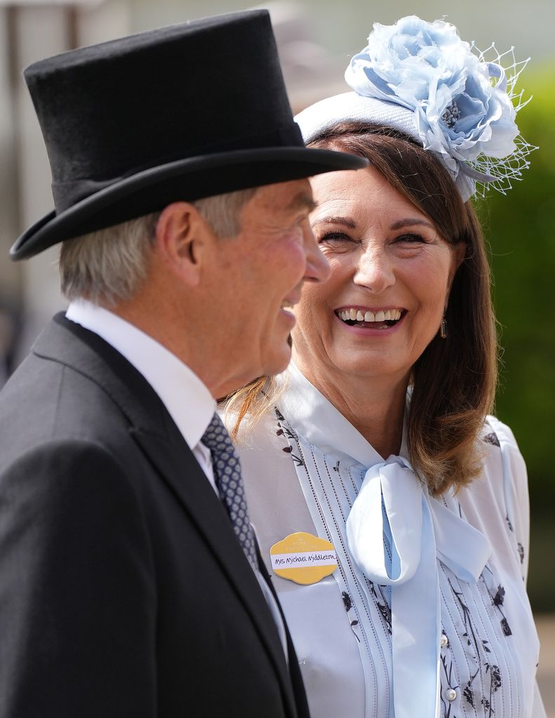 Nụ cười trở lại với nhà vợ Thân vương William: Bố mẹ Vương phi Kate lần đầu xuất hiện từ khi con gái báo bệnh- Ảnh 3.