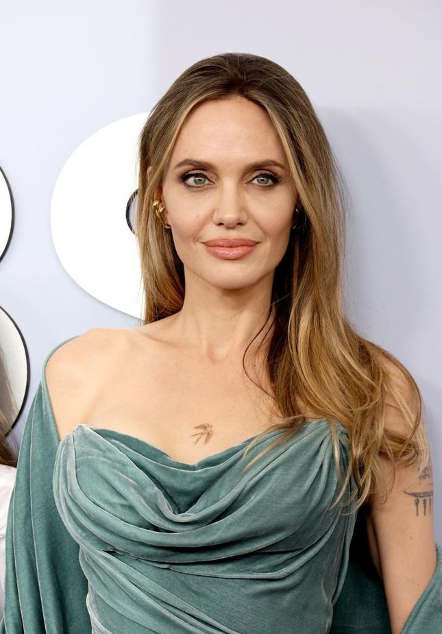 Angelina Jolie khoe hình xăm mới ở giữa ngực - Ảnh 1.