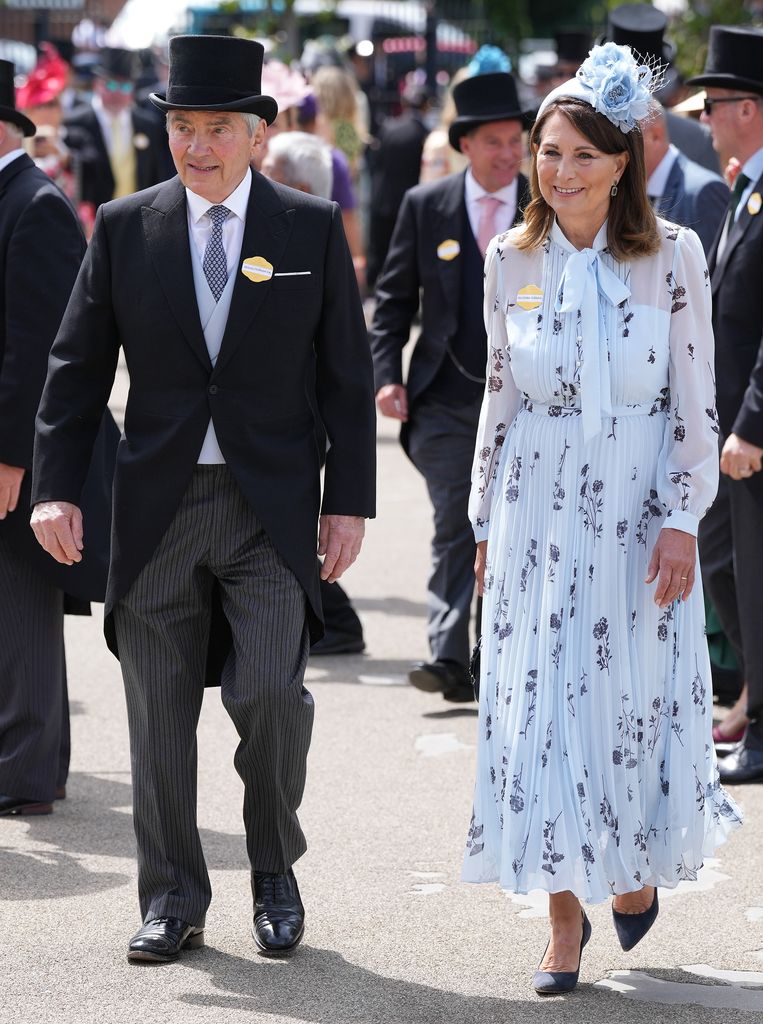 Nụ cười trở lại với nhà vợ Thân vương William: Bố mẹ Vương phi Kate lần đầu xuất hiện từ khi con gái báo bệnh- Ảnh 2.