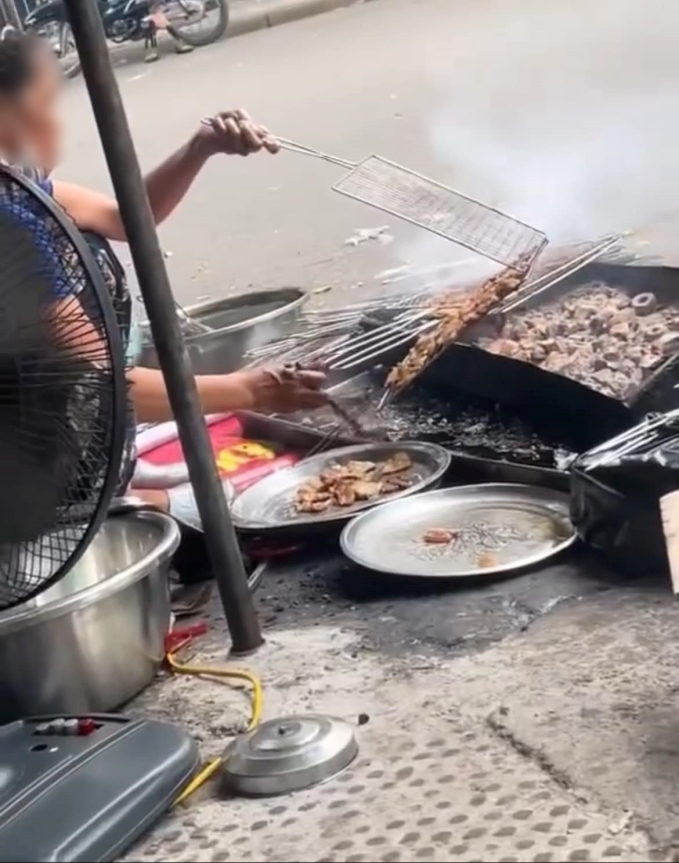 Rùng mình clip quán bún chả ở Hà Nội nhúng thịt xuống nước than lẫn nước mỡ đen ngòm rồi đặt lên vỉ nướng tiếp - Ảnh 2. Rùng mình clip quán bún chả ở Hà Nội nhúng thịt xuống nước than lẫn nước mỡ đen ngòm rồi đặt lên vỉ nướng tiếp - Ảnh 2.