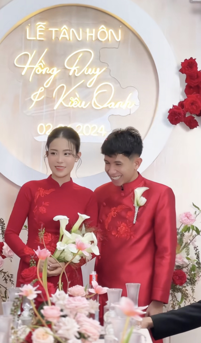 Nguyễn Phong Hồng Duy thuê dàn xe khủng đón vợ thạc sỹ, đám cưới to nhất Bình Phước là đây - Ảnh 1.