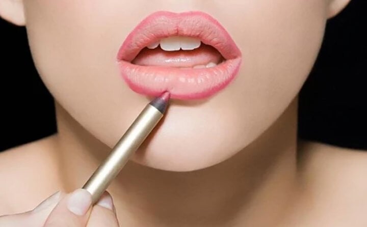 Mẹo thoa son căng mọng không cần tiêm filler - Ảnh 2.