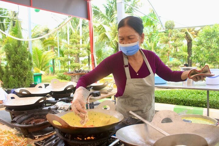 Sầu riêng, vải thiều, bơ khổng lồ... rẻ bất ngờ, khách tấp nập 'mua sập sàn' - Ảnh 7.