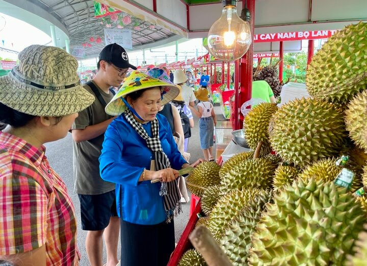 Sầu riêng, vải thiều, bơ khổng lồ... rẻ bất ngờ, khách tấp nập 'mua sập sàn' - Ảnh 2.