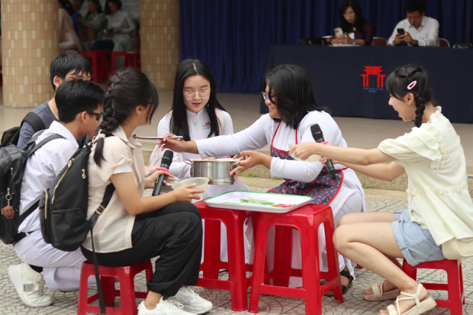 Ngôi trường cấp 3 tại Đà Nẵng đang khiến học sinh và phụ huynh &quot;bàng hoàng&quot; vì thi gần 60 điểm mới đỗ - Ảnh 12.