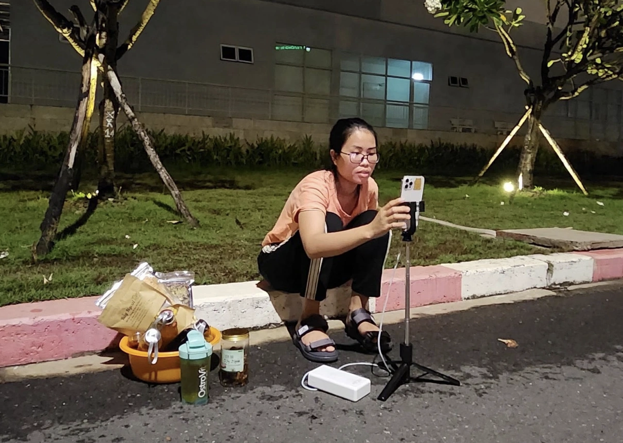 Rơi nước mắt câu chuyện mẹ đơn thân sáng nuôi con ung thư, tối livestream bán hàng ở sân bệnh viện  - Ảnh 3.