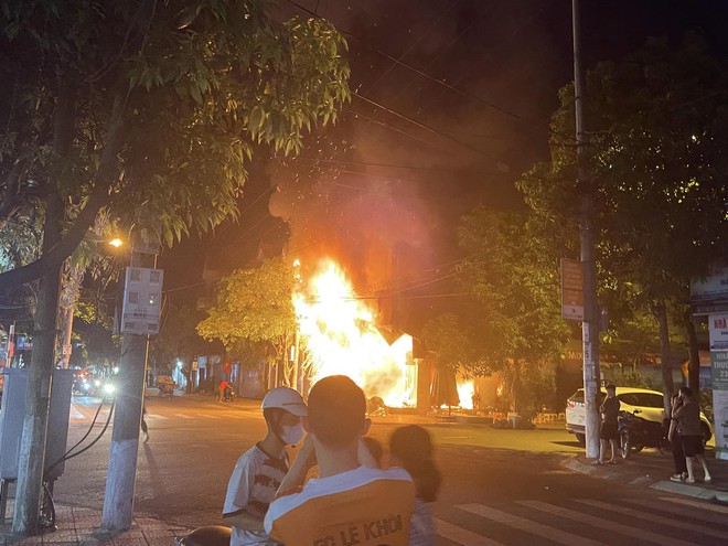 Cửa hàng MIXUE ở Hà Tĩnh bốc cháy ngùn ngụt kèm tiếng nổ, nhiều đồ đạc bị thiêu rụi - Ảnh 3.