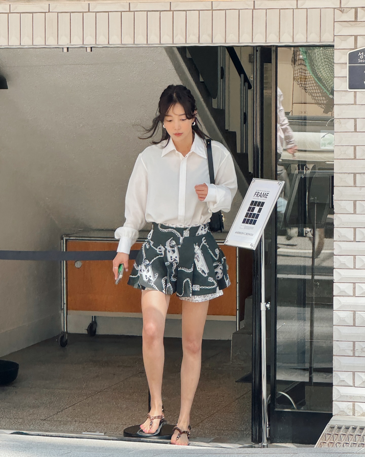Thời trang mùa hè đẹp đỉnh cao của fashionista Hàn Quốc 41 tuổi, chị em nên tham khảo để sành điệu hơn - Ảnh 6.