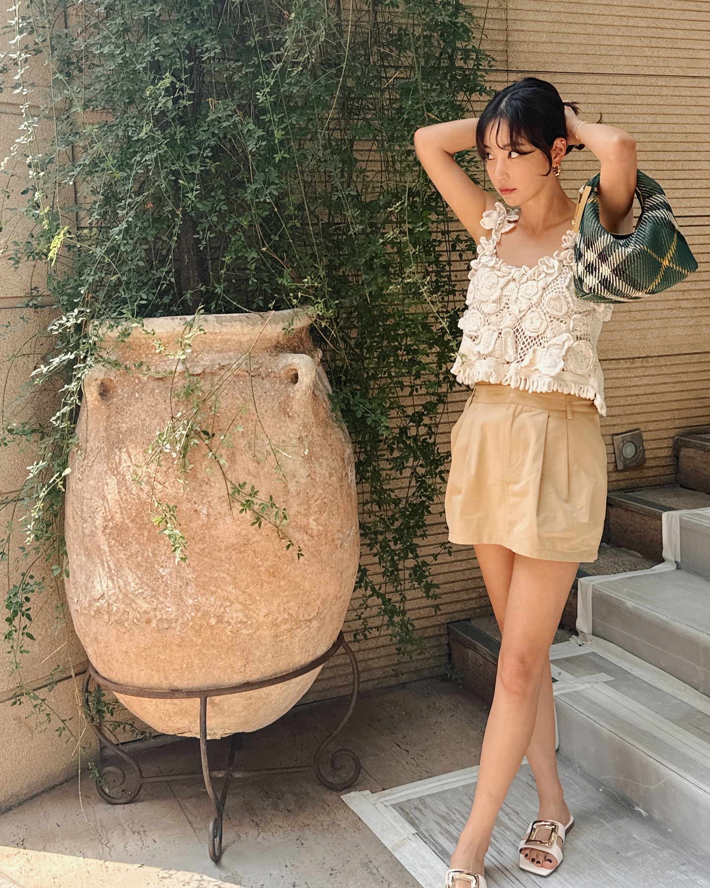 Thời trang mùa hè đẹp đỉnh cao của fashionista Hàn Quốc 41 tuổi, chị em nên tham khảo để sành điệu hơn - Ảnh 2.