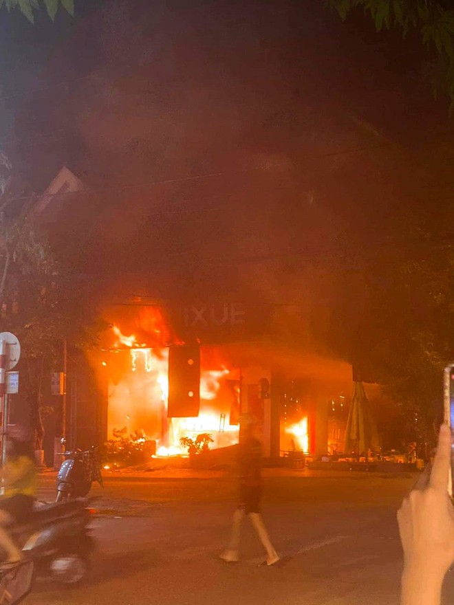 Cửa hàng MIXUE ở Hà Tĩnh bốc cháy ngùn ngụt kèm tiếng nổ, nhiều đồ đạc bị thiêu rụi - Ảnh 4.