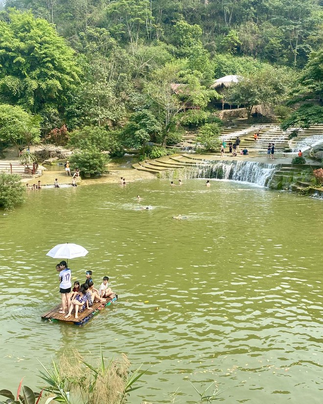Có một thác nước trong xanh giữa núi rừng Lạng Sơn, được du khách ngợi ca là nàng tiên nữ xứ Lạng - Ảnh 9.