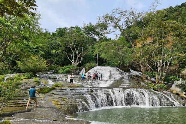 Có một thác nước trong xanh giữa núi rừng Lạng Sơn, được du khách ngợi ca là nàng tiên nữ xứ Lạng - Ảnh 5.