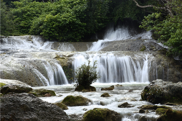 Có một thác nước trong xanh giữa núi rừng Lạng Sơn, được du khách ngợi ca là nàng tiên nữ xứ Lạng - Ảnh 1.