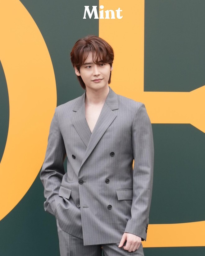 -thailand-on-june-22-2024-tagging-loewe-and-jongsuk0206-may-be-an-image-of-1-person-blazer-suit-and-text-17190536882661474299042-1719067372390-17190673725901593815271.jpg