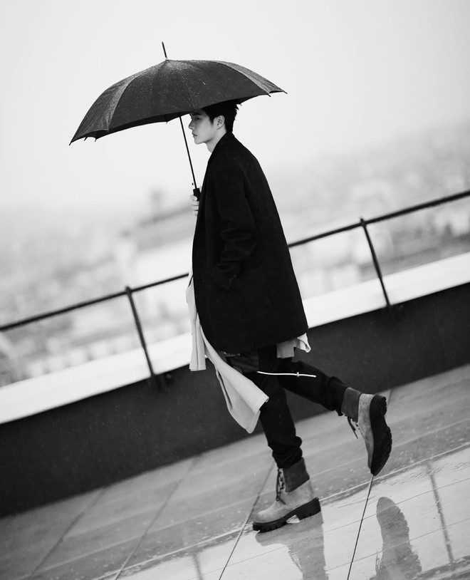 e-a-black-and-white-image-of-1-person-duffle-coat-overcoat-cigarette-raincoat-umbrella-parasol-and-parka-17190504816511242864579-1719067370525-17190673706111363713311.jpg