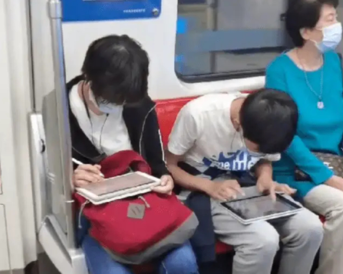 Bức ảnh chụp lén trên tàu gây tranh cãi dữ dội: Nữ sinh bên trái từ được khen &quot;chăm học&quot; bỗng nhận đủ lời chê trách - Ảnh 1.