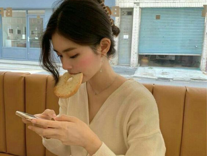5 kiểu ăn uống khiến bác sĩ dạ dày sợ hãi nhưng người càng trẻ càng thích làm - Ảnh 3. 5 kiểu ăn uống khiến bác sĩ dạ dày sợ hãi nhưng người càng trẻ càng thích làm - Ảnh 3.