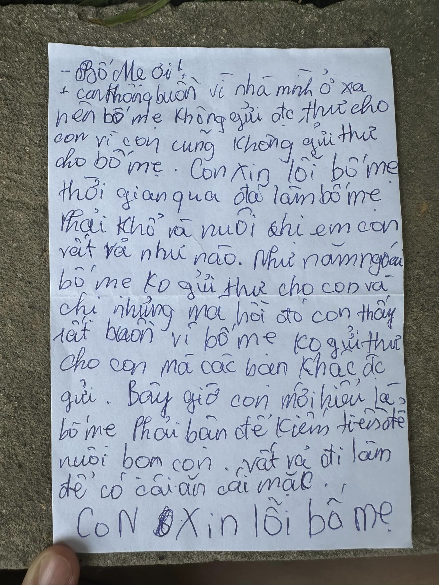 Bé trai gửi thư cảm ơn bố mẹ đi làm xa nuôi mình, dân mạng van xin: "Làm ơn viết cho con vài dòng chữ" - Ảnh 1.