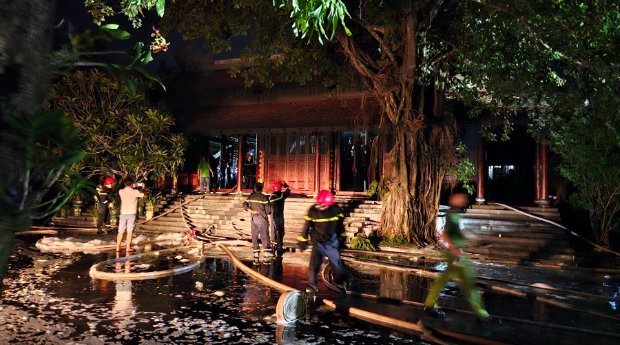 Cháy lớn chùa Thuyền Lâm trong đêm, nhiều đồ đạc bị thiêu rụi - Ảnh 4.