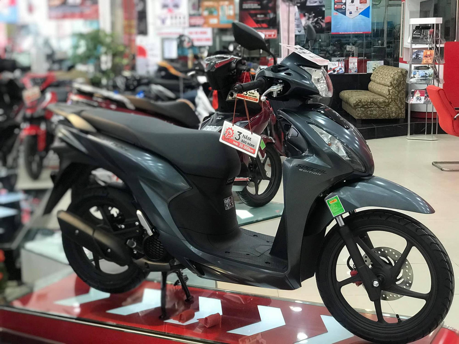 Giá xe máy đồng loạt dò đáy cuối tháng 6: Honda Vision, Air Blade, SH...  dưới mức đề xuất gần 25 triệu đồng, có xe tặng kèm smartphone - Ảnh 2.