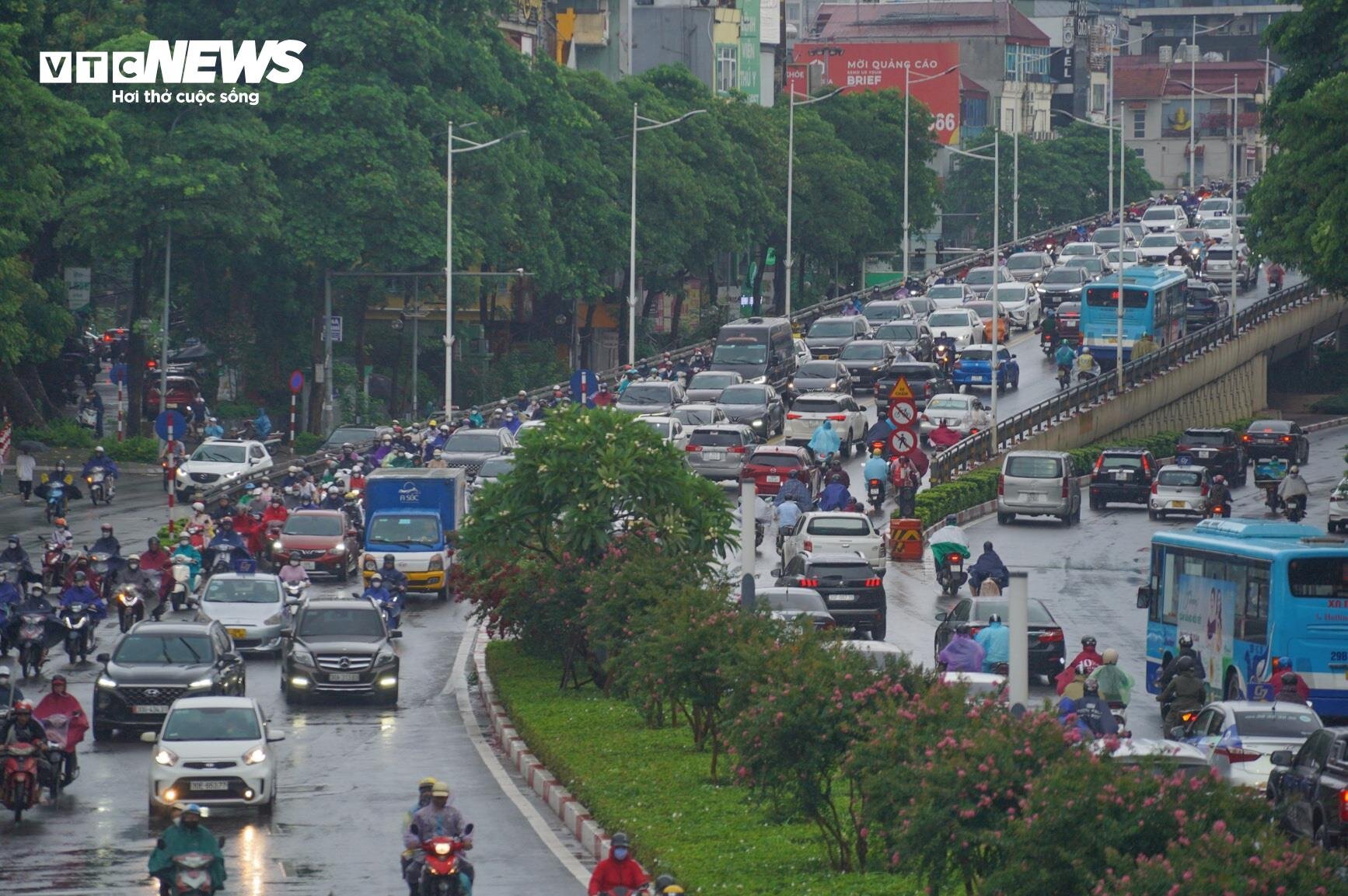 Người Hà Nội vất vả lội nước, đội mưa đi làm sáng đầu tuần - Ảnh 2.