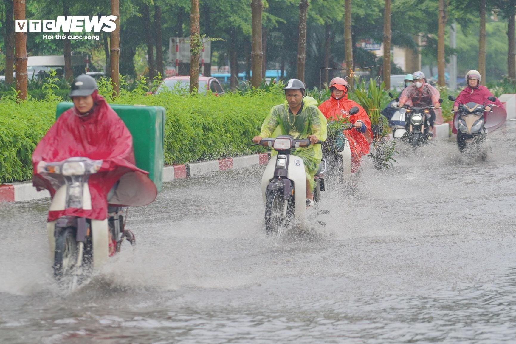 Người Hà Nội vất vả lội nước, đội mưa đi làm sáng đầu tuần - Ảnh 5.