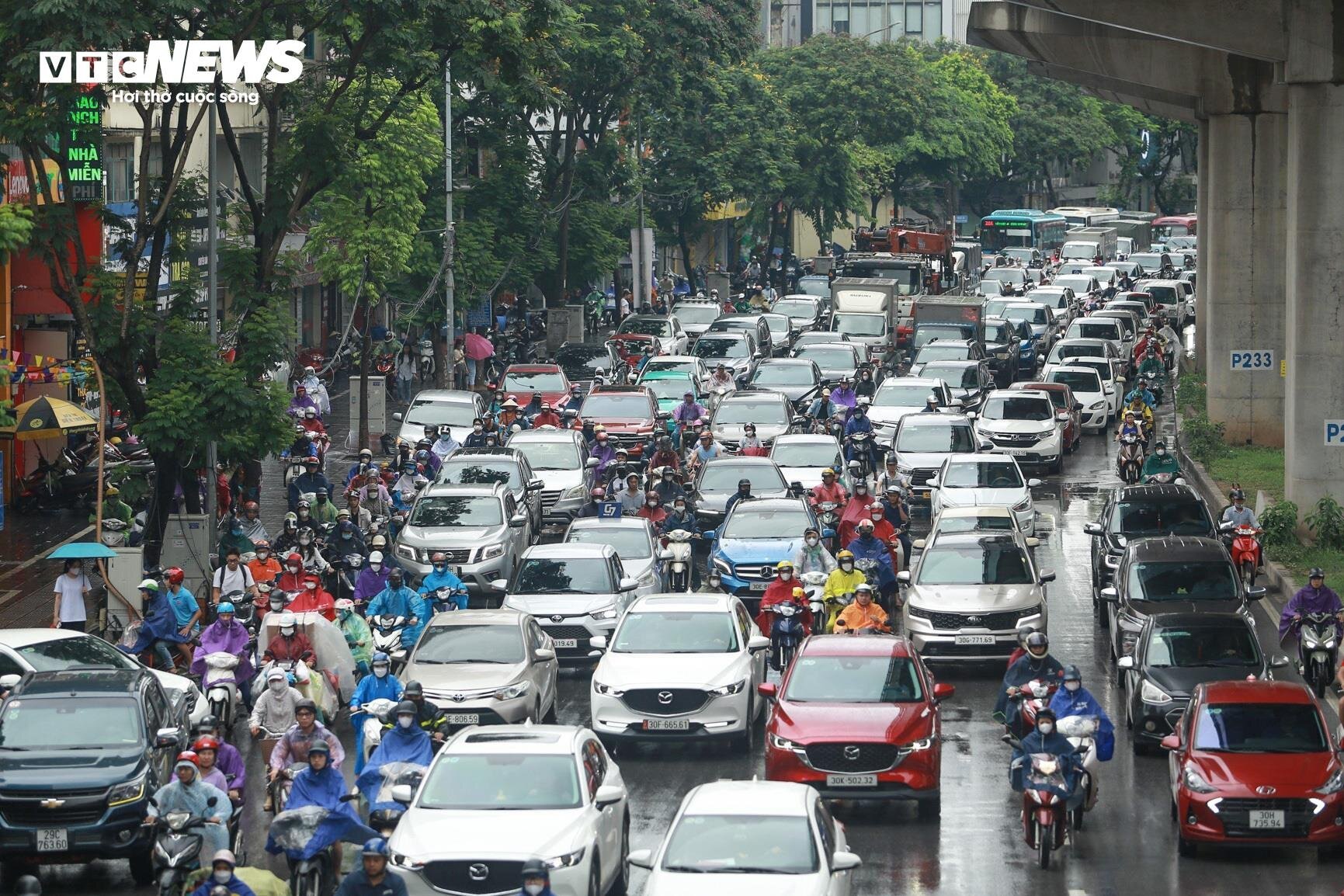 Người Hà Nội vất vả lội nước, đội mưa đi làm sáng đầu tuần - Ảnh 1.