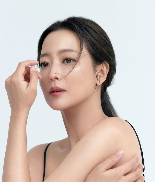 U50 vẫn gây sốc visual, quốc bảo nhan sắc xứ Hàn có 3 bước skincare để da đẹp vượt thời gian - Ảnh 2.