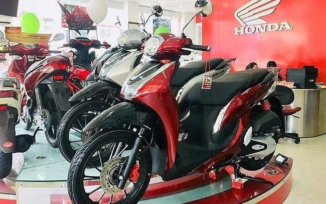 Giá xe máy đồng loạt dò đáy cuối tháng 6: Honda Vision, Air Blade, SH...  dưới mức đề xuất gần 25 triệu đồng, có xe tặng kèm smartphone - Ảnh 1.