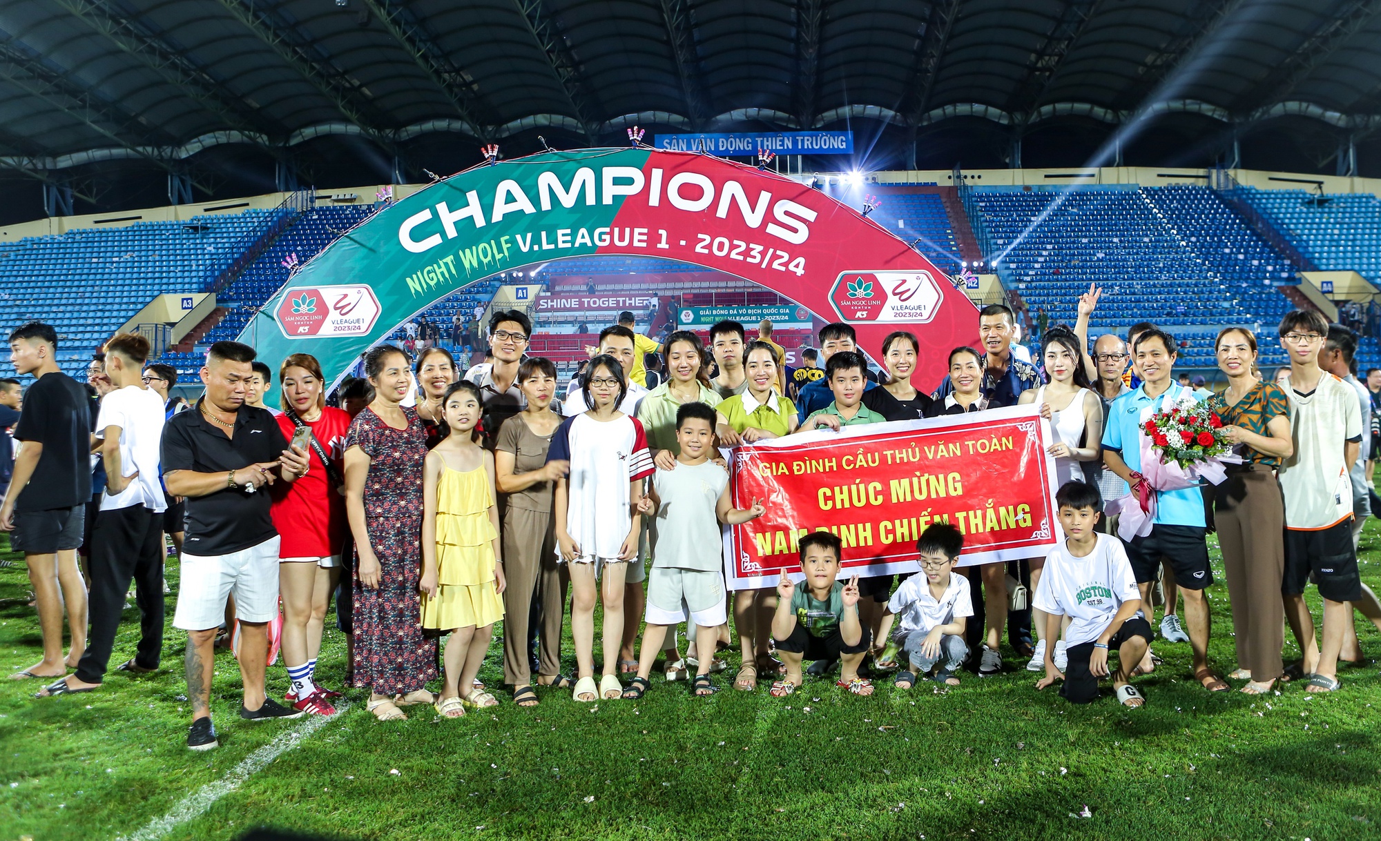 Dàn WAGs đọ sắc trong ngày Nam Định vô địch V.League, gia đình Văn Toàn độc nhất vô nhị - Ảnh 3.