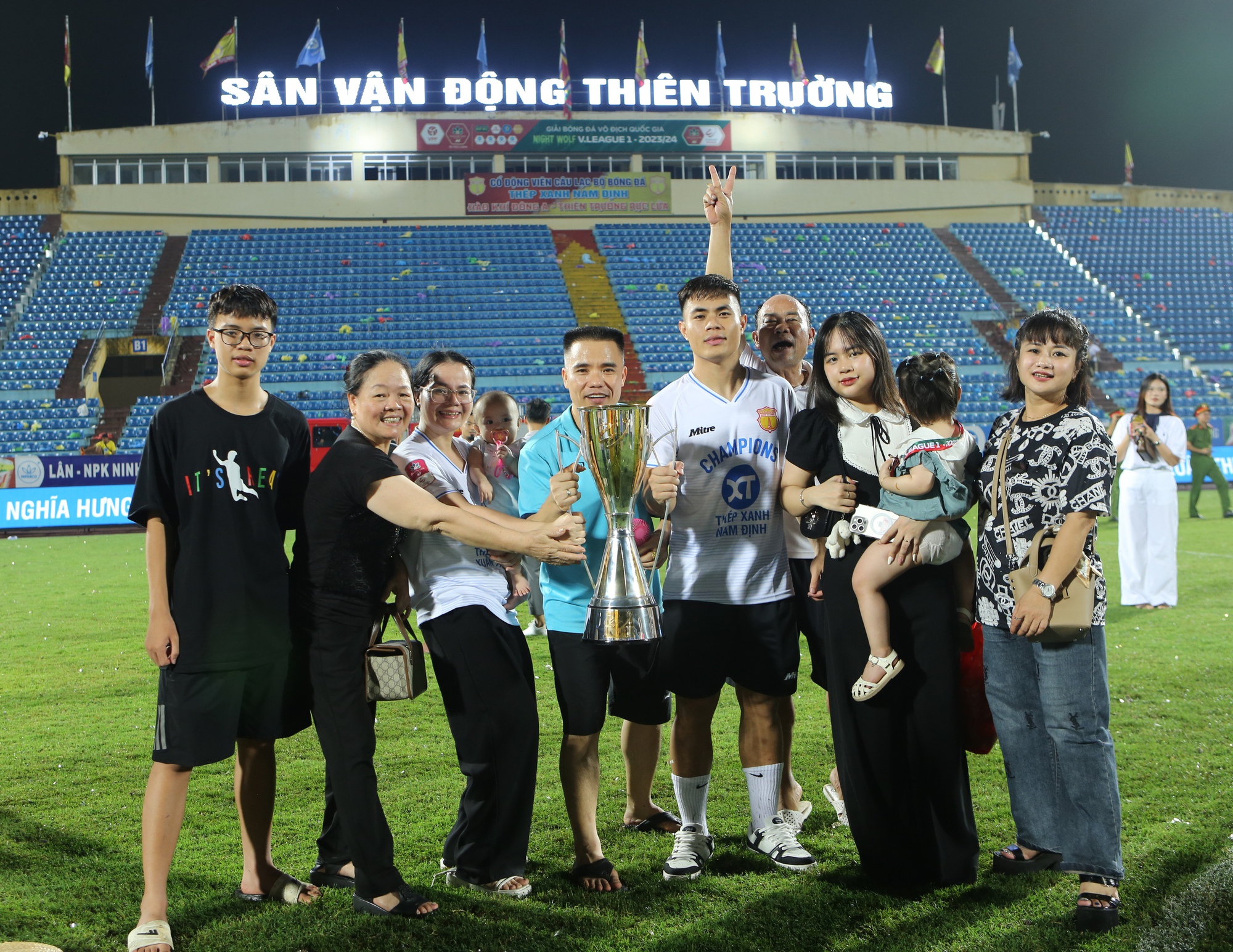 Dàn WAGs đọ sắc trong ngày Nam Định vô địch V.League, gia đình Văn Toàn độc nhất vô nhị - Ảnh 8.