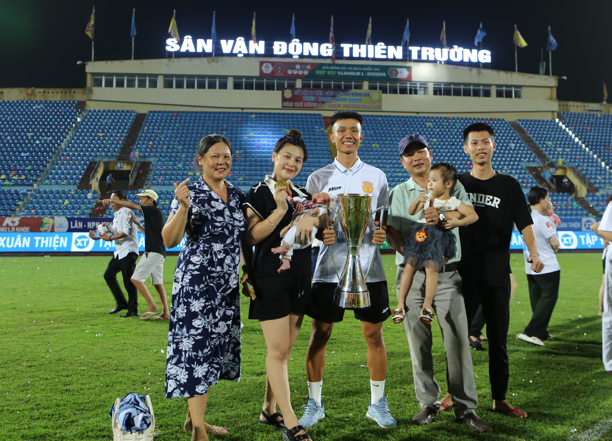 Dàn WAGs đọ sắc trong ngày Nam Định vô địch V.League, gia đình Văn Toàn độc nhất vô nhị - Ảnh 7.