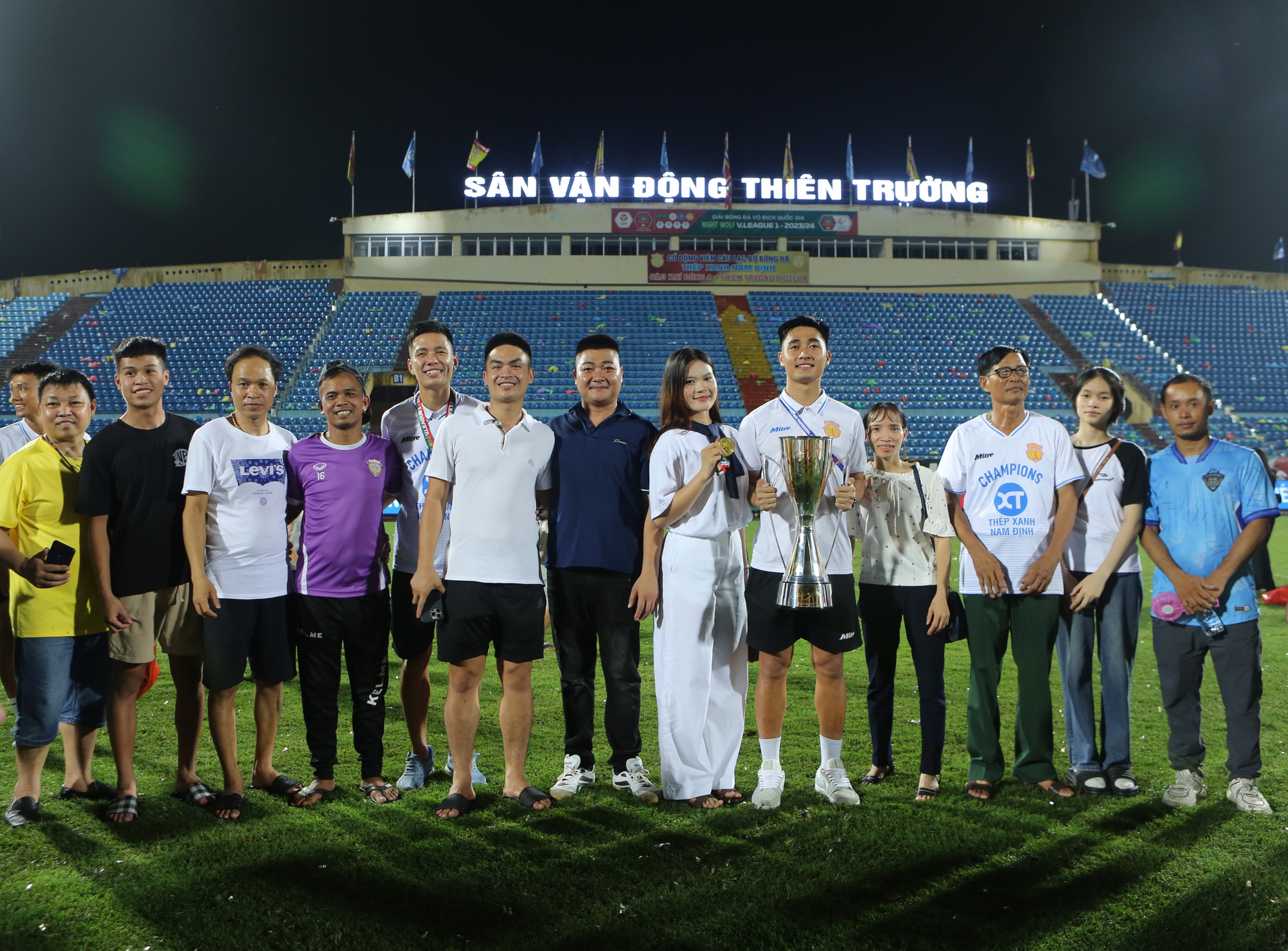 Dàn WAGs đọ sắc trong ngày Nam Định vô địch V.League, gia đình Văn Toàn độc nhất vô nhị - Ảnh 4.