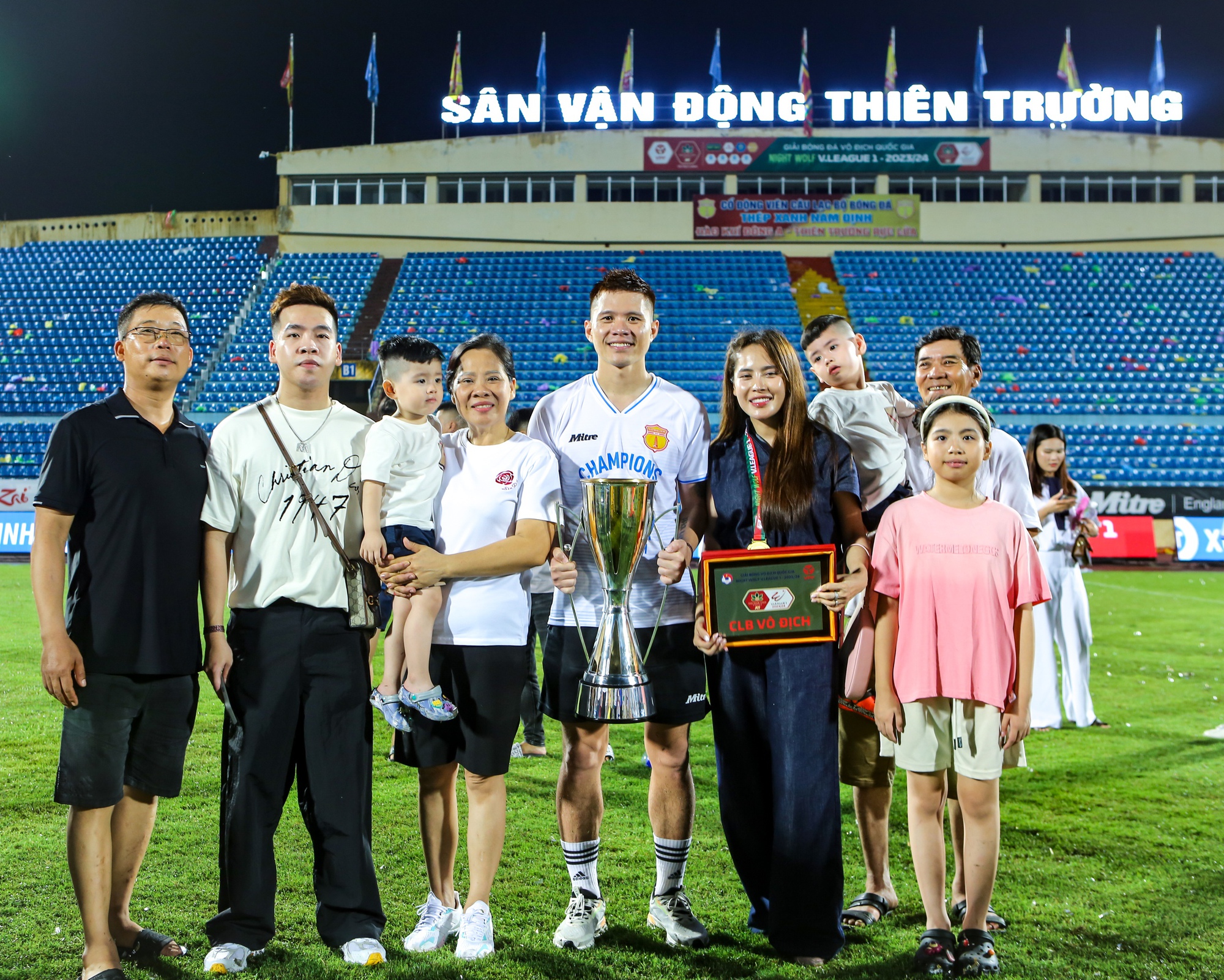 Dàn WAGs đọ sắc trong ngày Nam Định vô địch V.League, gia đình Văn Toàn độc nhất vô nhị - Ảnh 5.